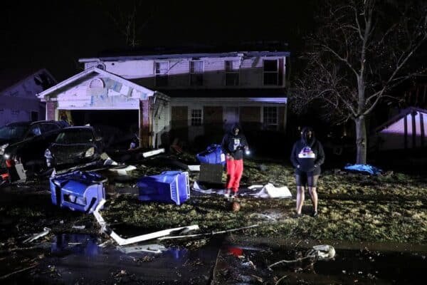 At least 13 dead as severe storms sweep the west medium Photo: Rip Tornados through Missouri
