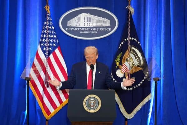 Trump, addressing the lawyers of the Department of Justice, says that those who fight against him are 'slag'