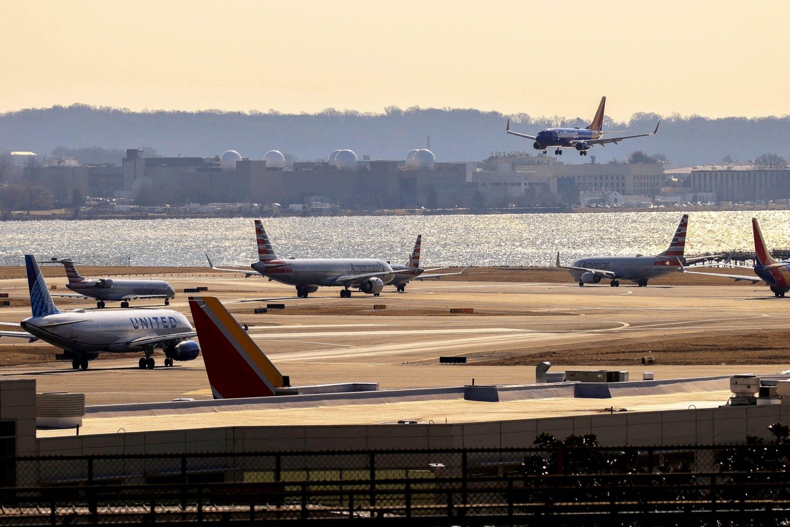 The wing of one plane hits another on the skirting street at the Reagan airport: Faa
