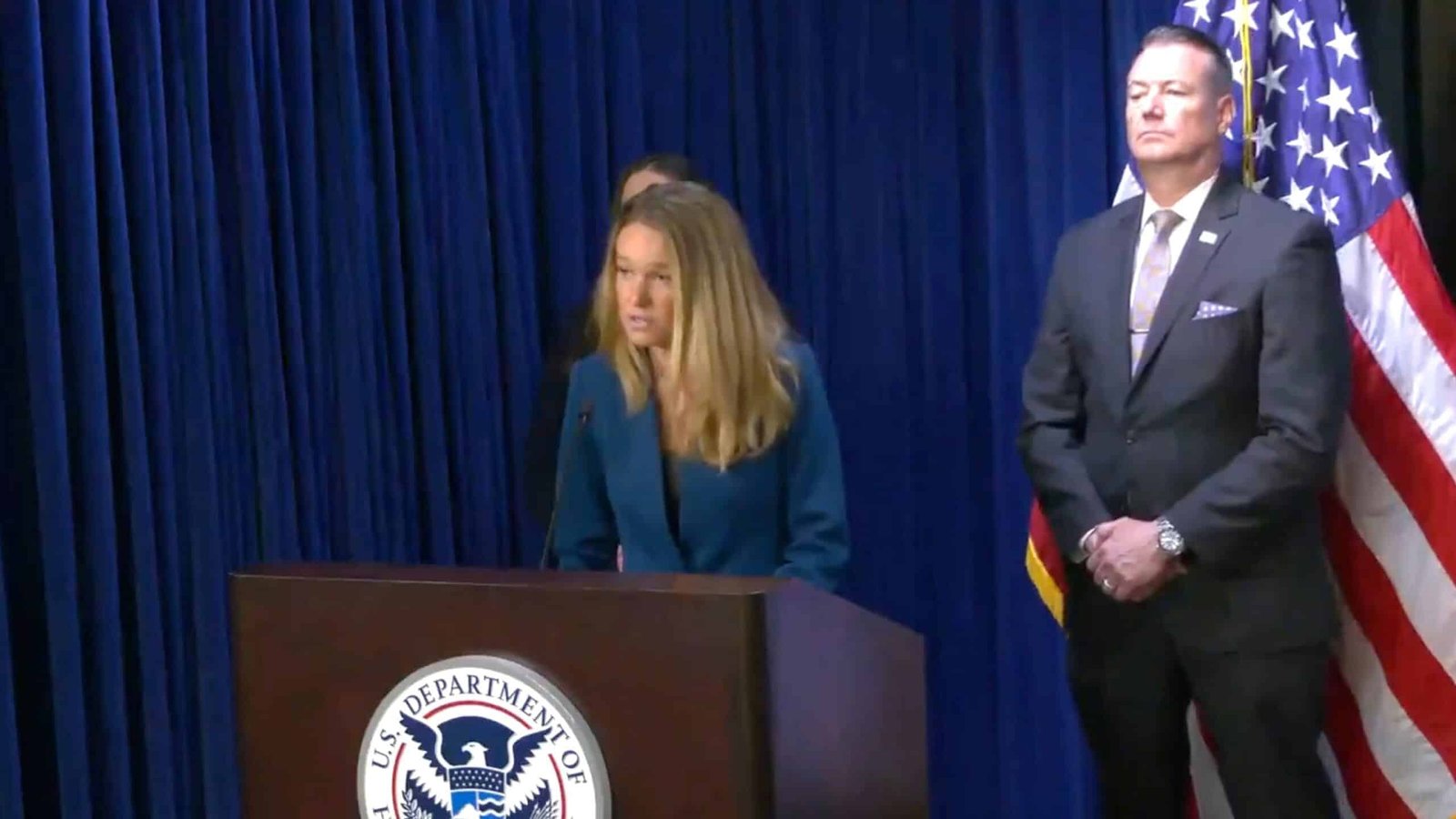 Photo: Assistant National Secretary of National Security Tricia McLaughlin and the interim director of ICE Todd Lyons speak in a presierman on May 21, 2025.